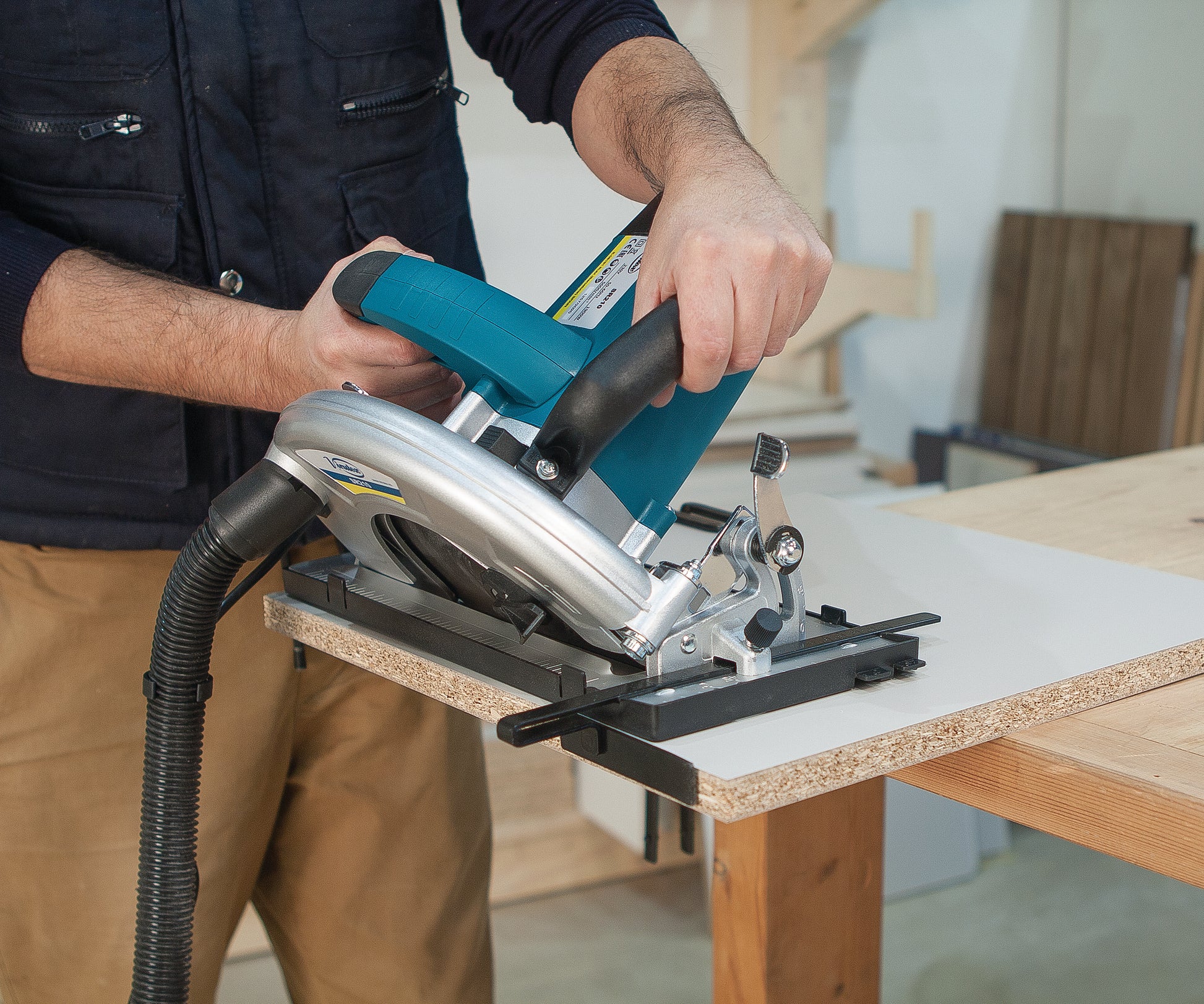 Virutex SR210 Powerful Circular Saw for Clean 75mm Depth Cuts